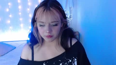 mixie_cute online show from December 4, 9:13 pm