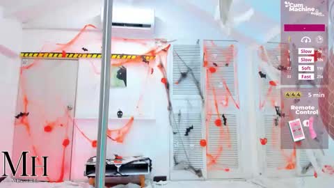 mizzhell_ online show from October 31, 4:55 pm