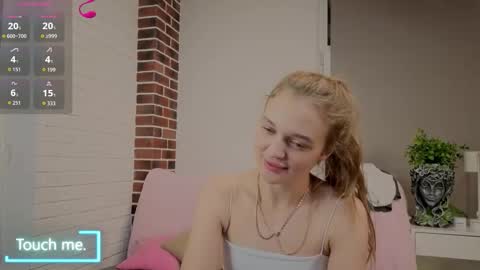 Snapshot of moirawenzinger chatting on October 26, 11:00 pm Kylie online show from October 26, 11:00 pm