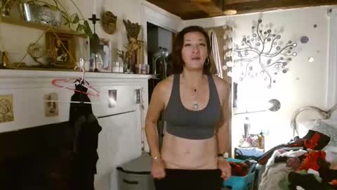 MoistKnickerChick online show from December 7, 4:31 am