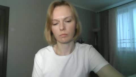 mollilove online show from June 4, 4:44 pm