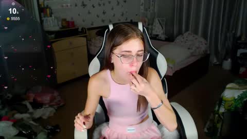 Molly Prvt is open online show from October 20, 11:24 am