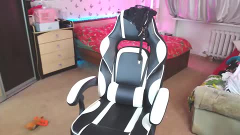 Molly Prvt is open online show from February 24, 9:41 am