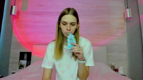 Molly Hunt online show from April 8, 4:03 am