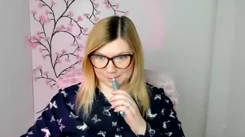 Molly online show from April 3, 11:41 am