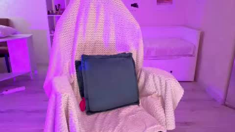 Molly online show from July 17, 10:30 am