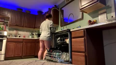 momjuice420 online show from December 13, 2:21 am