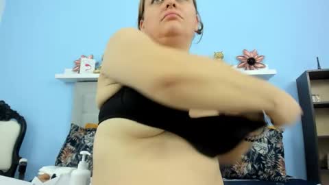 paola online show from November 18, 5:47 pm