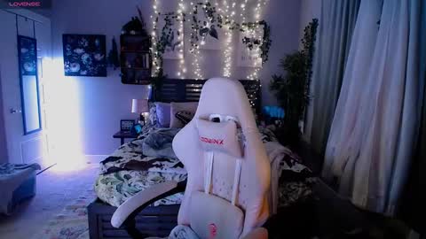 Lydia Mooney online show from March 7, 2:15 am