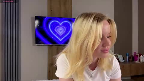 moonavellle_ online show from June 7, 9:43 pm