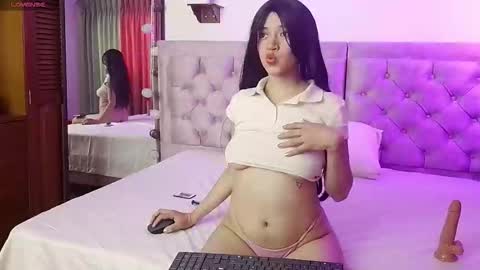 mooniewhite online show from September 10, 7:36 pm