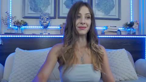 Luna  online show from October 4, 6:56 pm