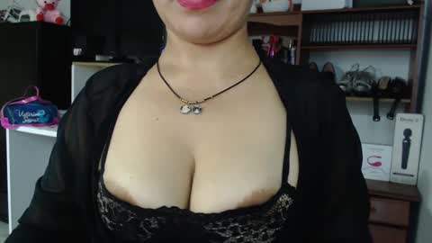 Snapshot of nadia_abaud chatting on January 31, 11:56 pm Nadia  online show from January 31, 11:56 pm