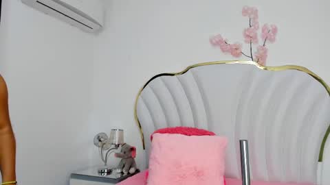 NahiaraReina  online show from February 17, 1:11 pm