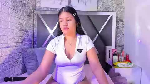 natalieevansx online show from March 22, 8:04 pm