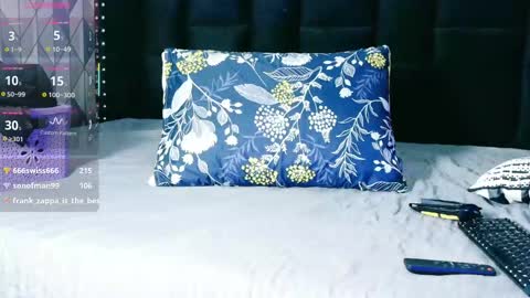 Gwen  online show from November 17, 7:03 pm