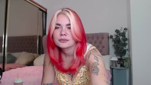 Snapshot of naughty_kittyy1 chatting on October 20, 5:43 am Maria  online show from October 20, 5:43 am
