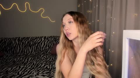 Mina online show from December 6, 12:49 pm