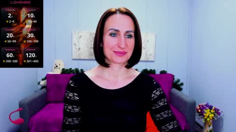 niasmithh online show from December 17, 1:38 pm