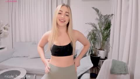 Snapshot of nicole_blueberry chatting on October 29, 10:01 pm Nicole online show from October 29, 10:01 pm