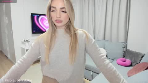 Snapshot of nicole_blueberry chatting on October 19, 4:20 pm Nicole online show from October 19, 4:20 pm