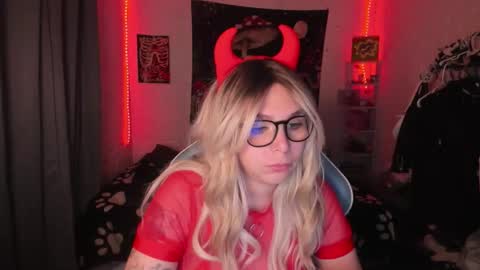 Nicol independent model online show from October 30, 11:28 pm