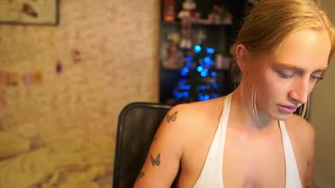 nicolette__shea_ online show from December 19, 11:13 am