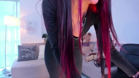 Nicolle online show from February 21, 7:43 pm