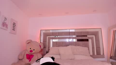 Nicolle online show from February 1, 8:37 pm