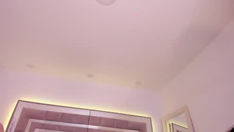 Nicolle online show from February 5, 7:31 pm