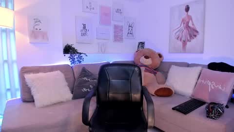 Nicolle online show from February 8, 9:15 pm