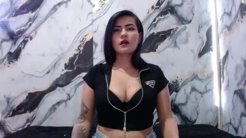 nicolle gomes online show from December 17, 8:46 pm