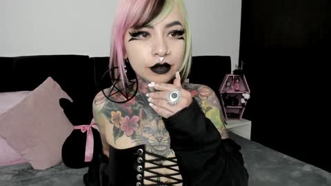 Nikki Ramone   online show from January 25, 11:57 am