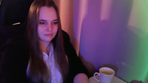 noir_ember_ online show from October 28, 2:01 pm