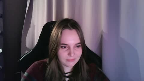 noir_ember_ online show from September 17, 10:46 am