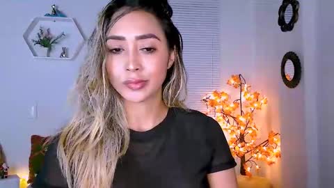 Nycole online show from December 11, 1:37 am