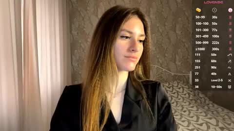 Mia online show from December 5, 9:32 am