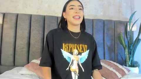 Holly online show from March 8, 7:29 pm