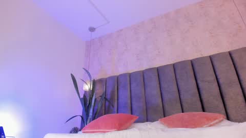 Holly online show from February 18, 8:15 pm