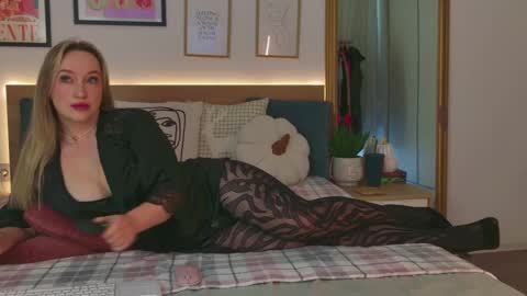 Kourtney online show from February 9, 8:33 am