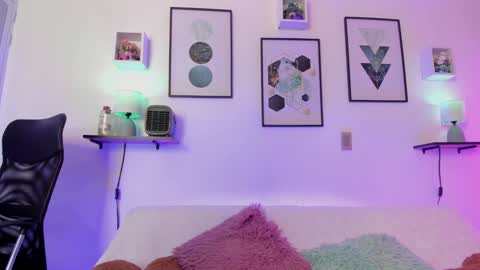 Snapshot of ohrianagibson chatting on December 3, 12:44 am  g  online show from December 3, 12:44 am