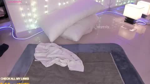 ohyesly_ online show from November 27, 10:18 am