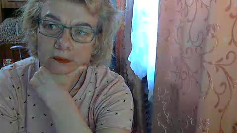 Olivia Mia online show from May 8, 8:39 am