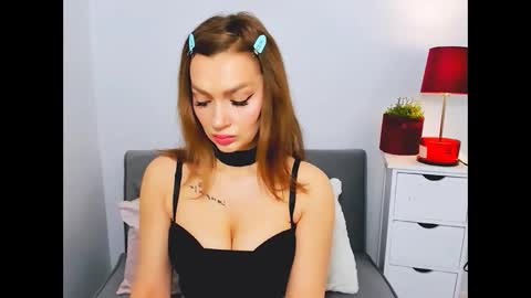 OliviaWomen online show from December 24, 6:44 am