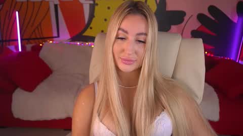 Snapshot of paolamola chatting on October 18, 8:39 am Lia online show from October 18, 8:39 am