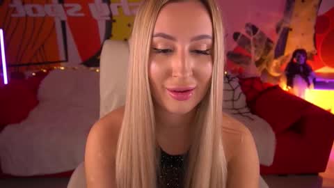 Snapshot of paolamola chatting on October 29, 8:29 am Lia online show from October 29, 8:29 am