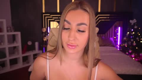 Snapshot of paolamola chatting on January 5, 9:05 am Lia online show from January 5, 9:05 am