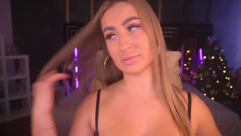 Snapshot of paolamola chatting on January 2, 9:33 am Lia online show from January 2, 9:33 am