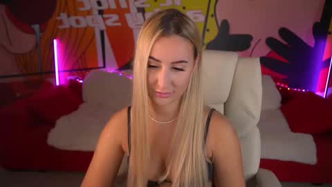 Snapshot of paolamola chatting on October 11, 7:35 am Lia online show from October 11, 7:35 am