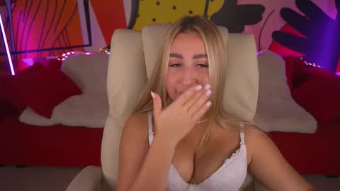 Snapshot of paolamola chatting on October 4, 6:52 am Lia online show from October 4, 6:52 am